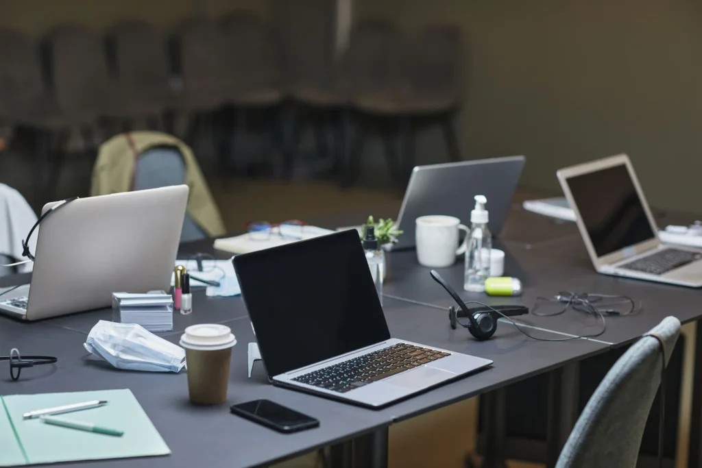 laptop-on-desk